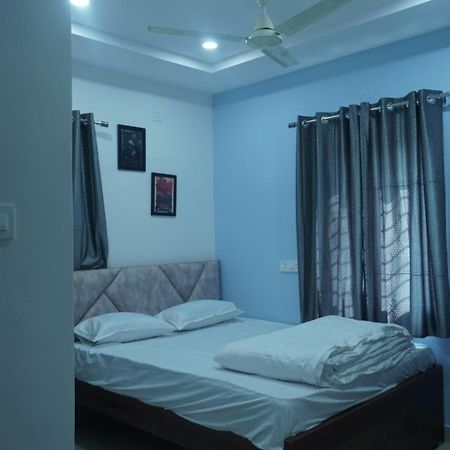Cosmic Hotel & Guest House Gachibowli Raidurg Hyderabad Ngoại thất bức ảnh