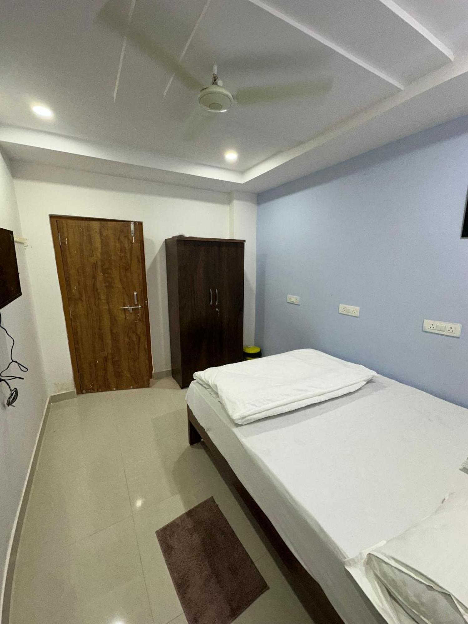 Cosmic Hotel & Guest House Gachibowli Raidurg Hyderabad Ngoại thất bức ảnh