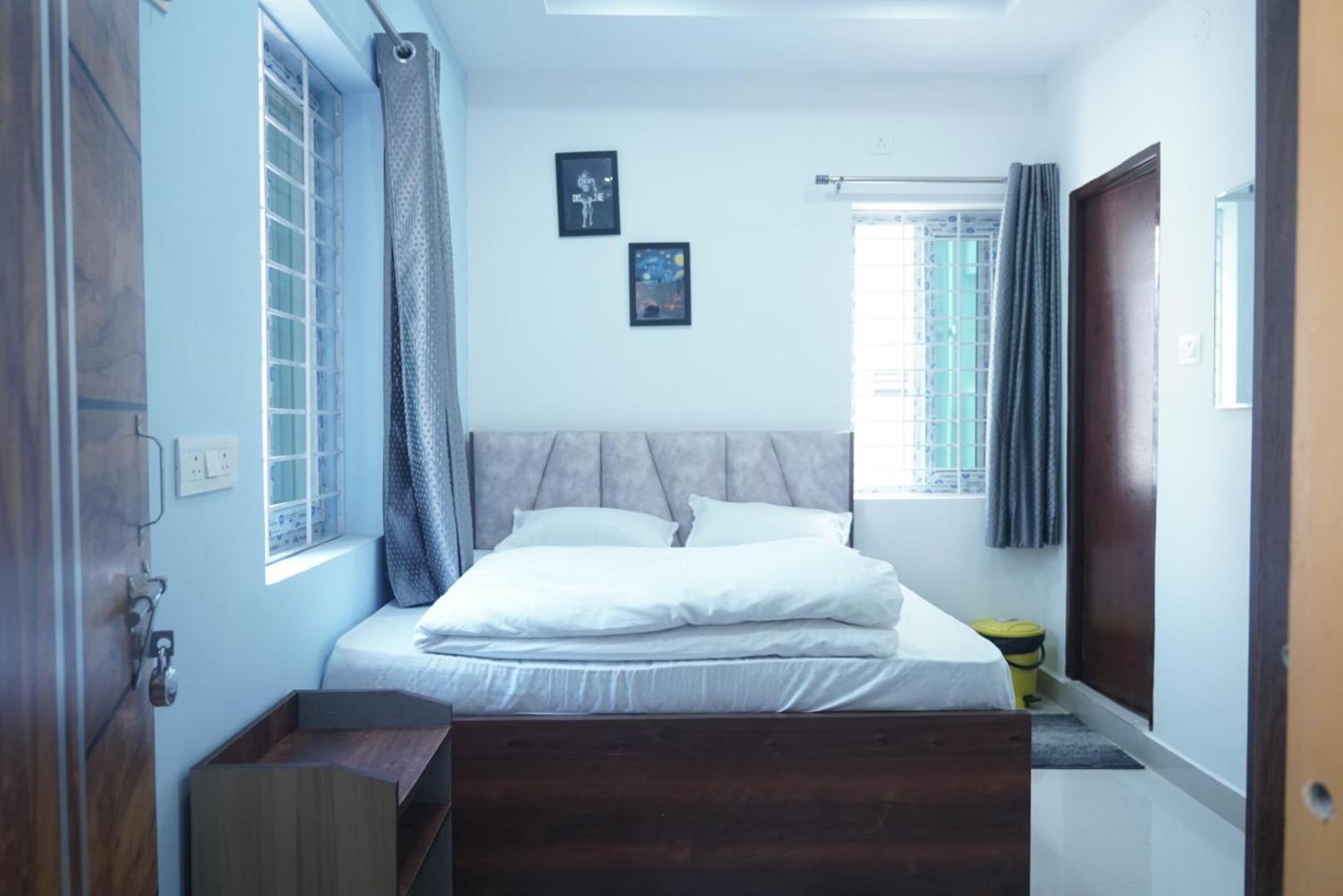 Cosmic Hotel & Guest House Gachibowli Raidurg Hyderabad Ngoại thất bức ảnh